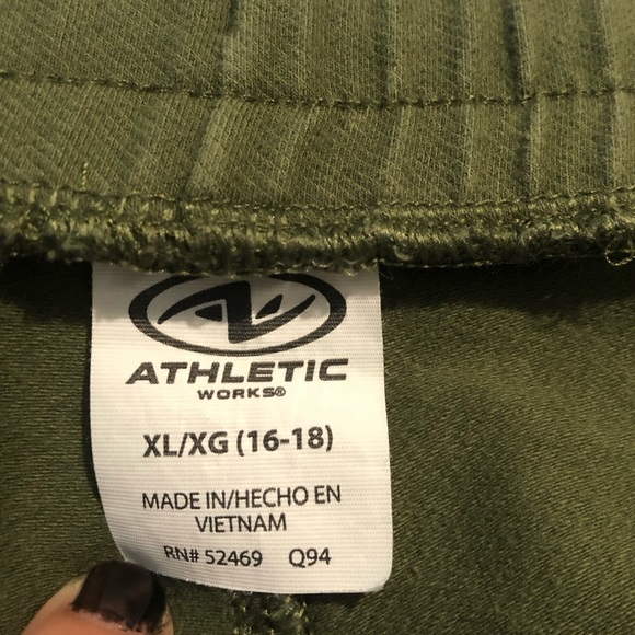 Green Athletic Works Women's Commuter Shorts - Picture 7 of 11